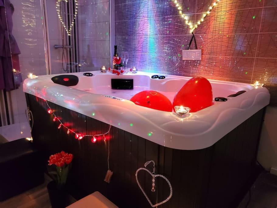 Le Lovelyhome Au Centre Ville Avec Spa Jacuzzi Et Sauna Proche Gare Et Parking Gratuit كولمار المظهر الخارجي الصورة